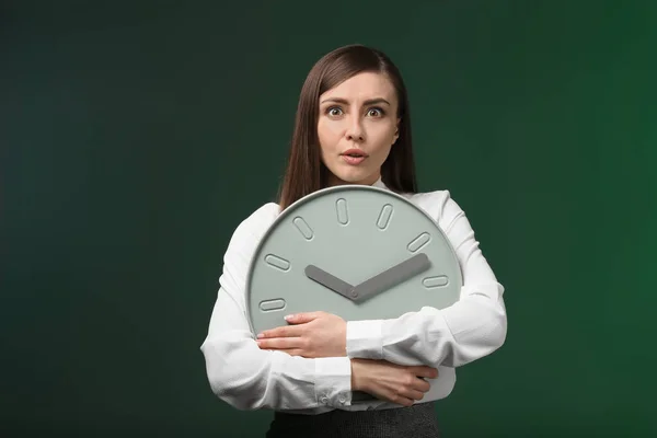 颜色背景上有时钟的女人 时间管理概念 — 图库照片