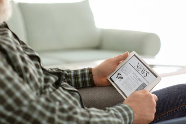 Starszy Człowiek Czytanie Wiadomości Ekranie Tabletu Domu Zbliżenie — Zdjęcie stockowe