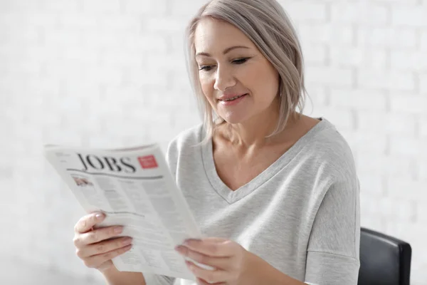 Mature Woman Reading Newspaper Blurred Background — Stock Photo, Image