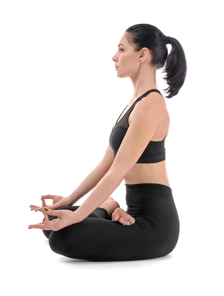 Beyaz Arka Planda Yoga Yapan Genç Bir Kadın — Stok fotoğraf