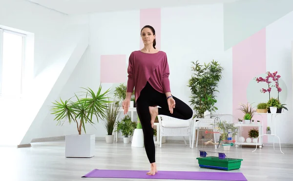 Young Woman Practicing Yoga Home — Stock Photo, Image