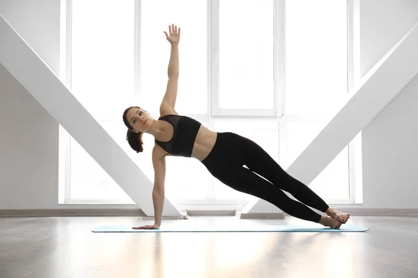 Jonge Vrouw Die Yoga Binnen Oefent — Stockfoto