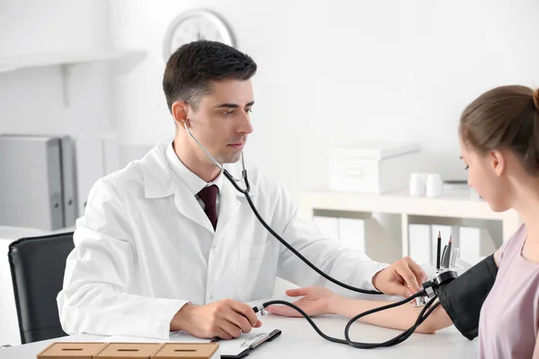 Male Doctor Measuring Blood Pressure Young Woman Hospital — Stock Photo, Image