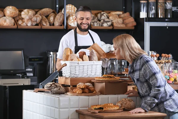 Mujer Joven Eligiendo Pasteles Panadería — Foto de Stock