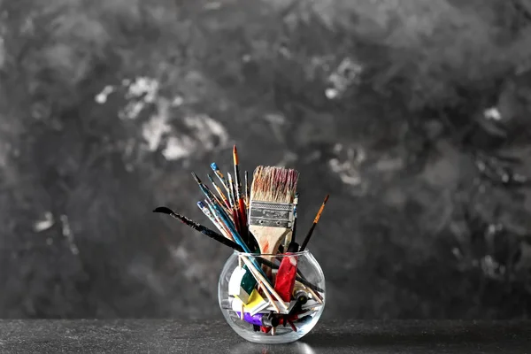 Pot Met Verf Penselen Buizen Tafel — Stockfoto