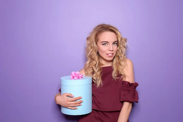 Красивая Молодая Женщина Подарочной Коробке Цветном Фоне — стоковое фото