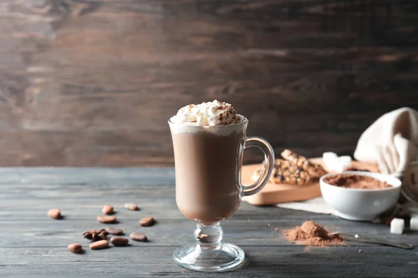 Glazen Beker Van Smakelijke Cacao Drank Met Crème Houten Tafel — Stockfoto