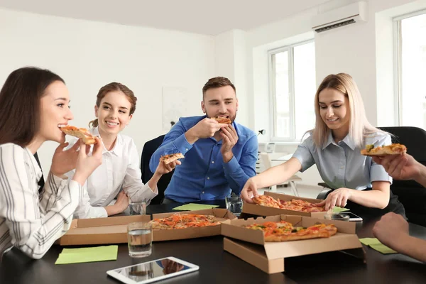 Young People Eating Pizza Table Office — Stock Photo, Image