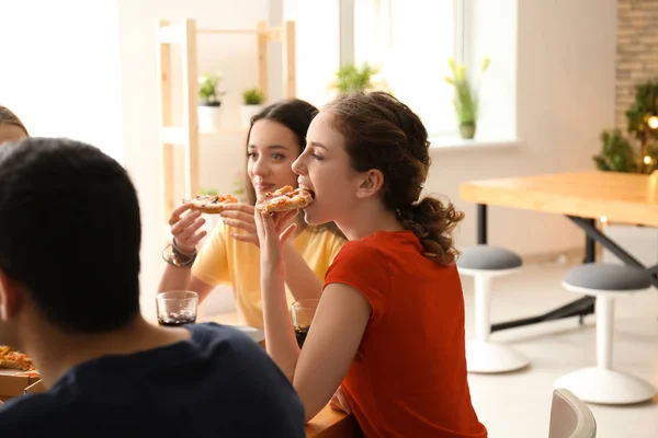 Jóvenes Comiendo Pizza Mesa Adentro — Foto de Stock