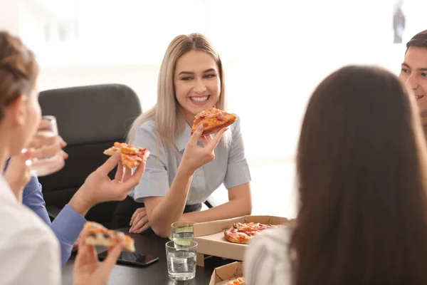 Jóvenes Comiendo Pizza Mesa Oficina — Foto de Stock