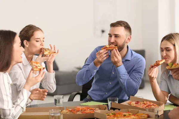 Jovens Comendo Pizza Mesa Escritório — Fotografia de Stock