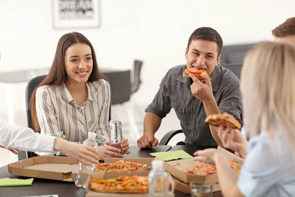 Young People Eating Pizza Table Office — Stock Photo, Image