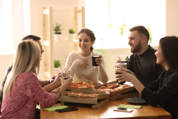 Young People Eating Pizza Table Indoors — Stock Photo, Image