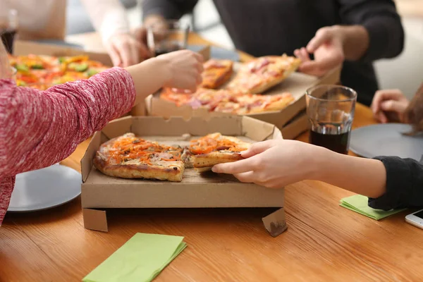 Jugendliche Essen Pizza Tisch Haus — Stockfoto