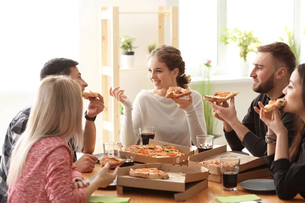 Jonge Mensen Eten Pizza Tafel Binnenshuis — Stockfoto