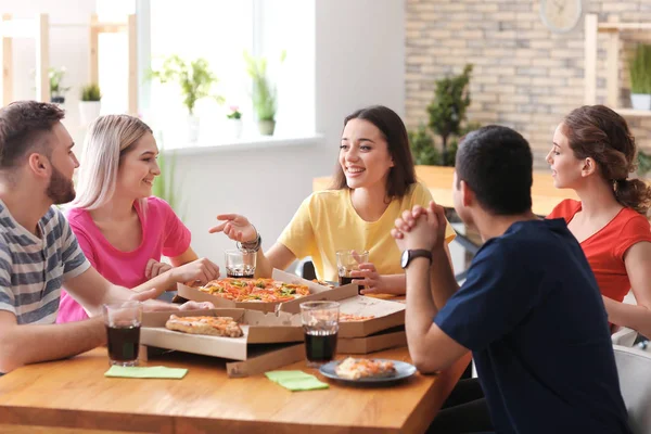 Jovens Comendo Pizza Mesa Dentro Casa — Fotografia de Stock