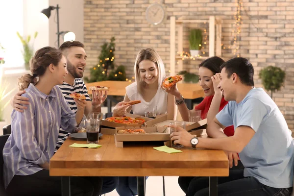 Young People Eating Pizza Table — Stock Photo, Image