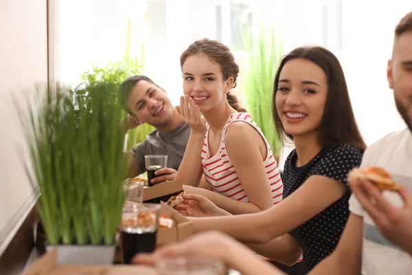 Jóvenes Comiendo Pizza Mesa Adentro — Foto de Stock