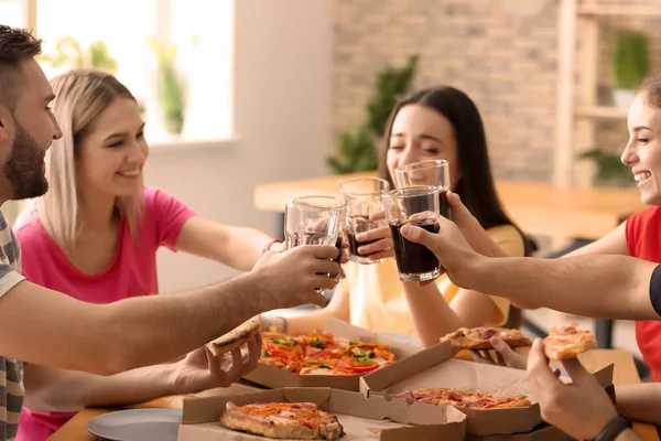 Jonge Mensen Eten Pizza Tafel Binnenshuis — Stockfoto