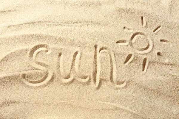 字太阳写在沙滩上的沙子 — 图库照片