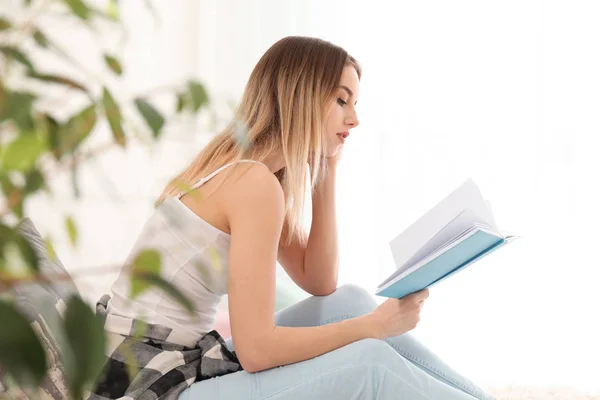 Giovane Donna Che Legge Libro Casa — Foto Stock