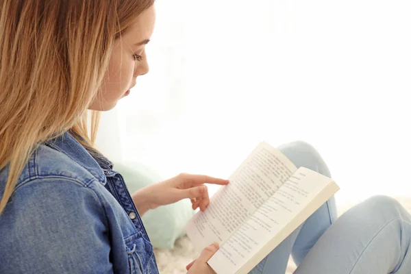 Jonge Vrouw Leesboek Lichte Kamer — Stockfoto