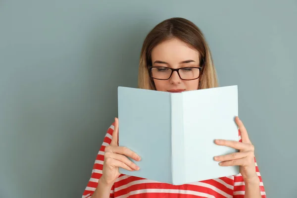 Junge Frau Liest Buch Auf Farbigem Hintergrund — Stockfoto