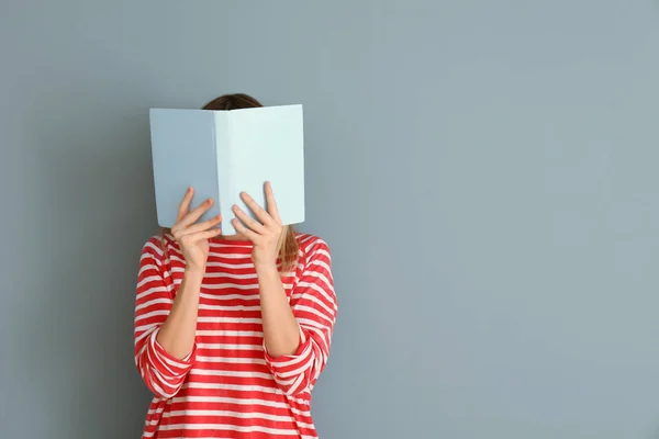 Mujer Joven Con Libro Sobre Fondo Color — Foto de Stock