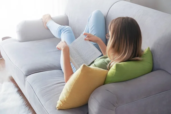 Young Woman Reading Book Sofa Home — Stock Photo, Image