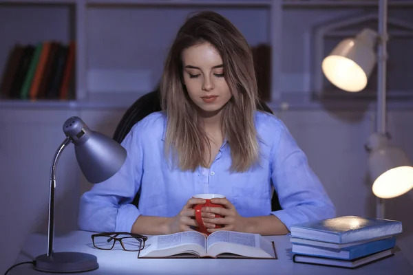 Young Woman Reading Book Table Evening — Stock Photo, Image