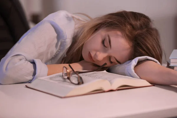 Jeune Femme Avec Livre Dormant Table Soir — Photo