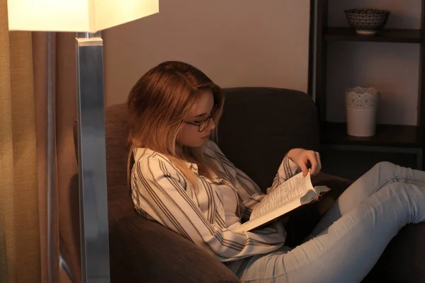 Mujer Joven Leyendo Libro Casa Por Noche — Foto de Stock