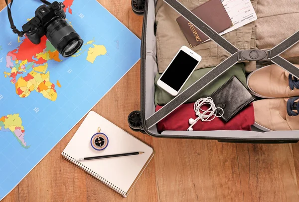 组合与包装的手提箱 地图和相机在木质背景 旅游理念 — 图库照片