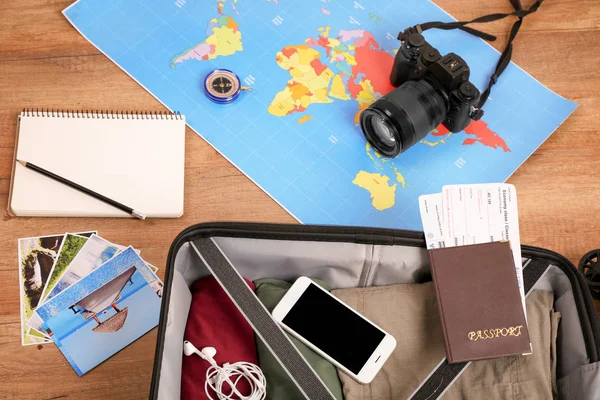 组合与包装的手提箱 地图和相机在木质背景 旅游理念 — 图库照片