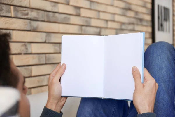 Pria Yang Membaca Buku Yang Menarik Rumah — Stok Foto