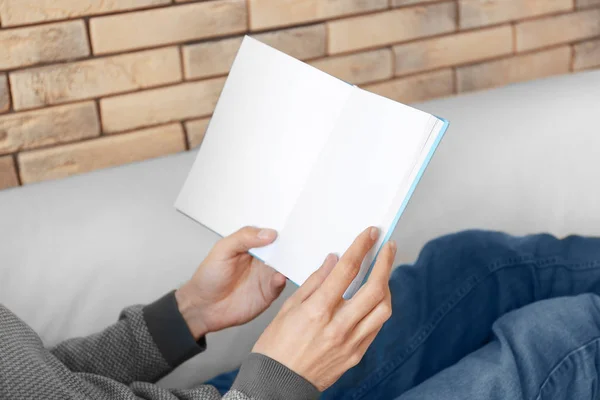 Мужчина Читает Интересную Книгу Дома — стоковое фото