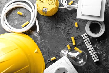 Elektrikçi malzemeleri gri arka plan üzerinde