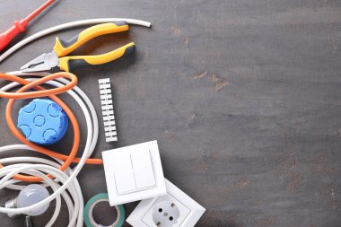 Elektrikçi malzemeleri gri arka plan üzerinde