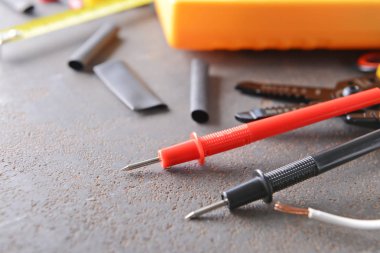 Gri arka plan, closeup farklı elektrikçi malzemeleri