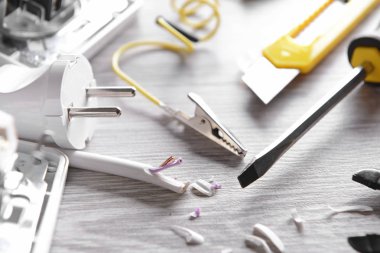 Tablo farklı elektrikçi malzemeleri