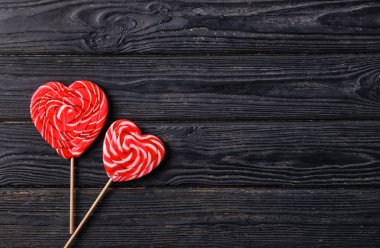 Kalp şeklinde lolipop ahşap arka plan, üstten görünüm