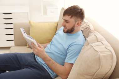 Genç Adam Evde Kitap Okuyor