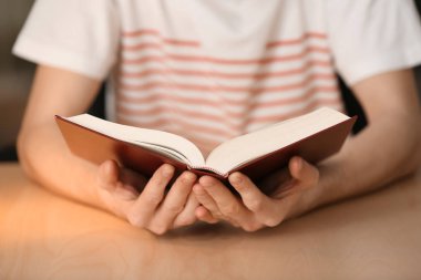 Kitap okumak, closeup genç adam