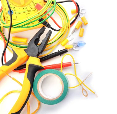 Beyaz arka plan üzerinde elektrikçi malzemeleri