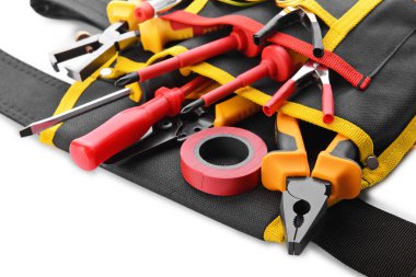 Beyaz arka plan üzerinde elektrikçi malzemeleri