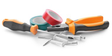 Beyaz arka plan üzerinde elektrikçi malzemeleri