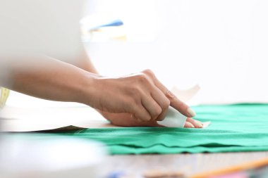 Genç kadın terzi atölyesi desende dikiş ile çalışma