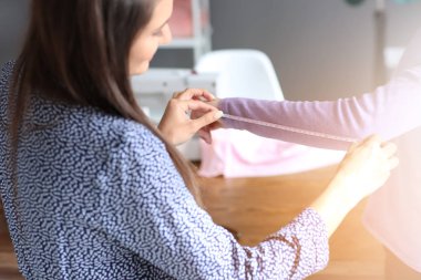 Atelier ölçümlerde alarak müşterinin genç kadın terzi