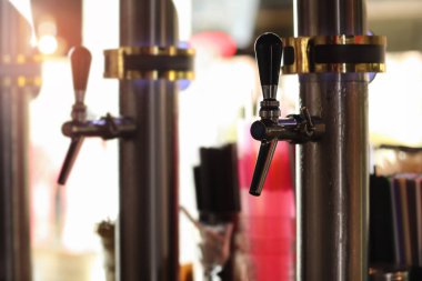 Fıçı bira modern barda musluklar