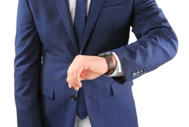 Beyaz arka plan üzerinde kol saati karşı olan adam. Zaman yönetimi kavramı